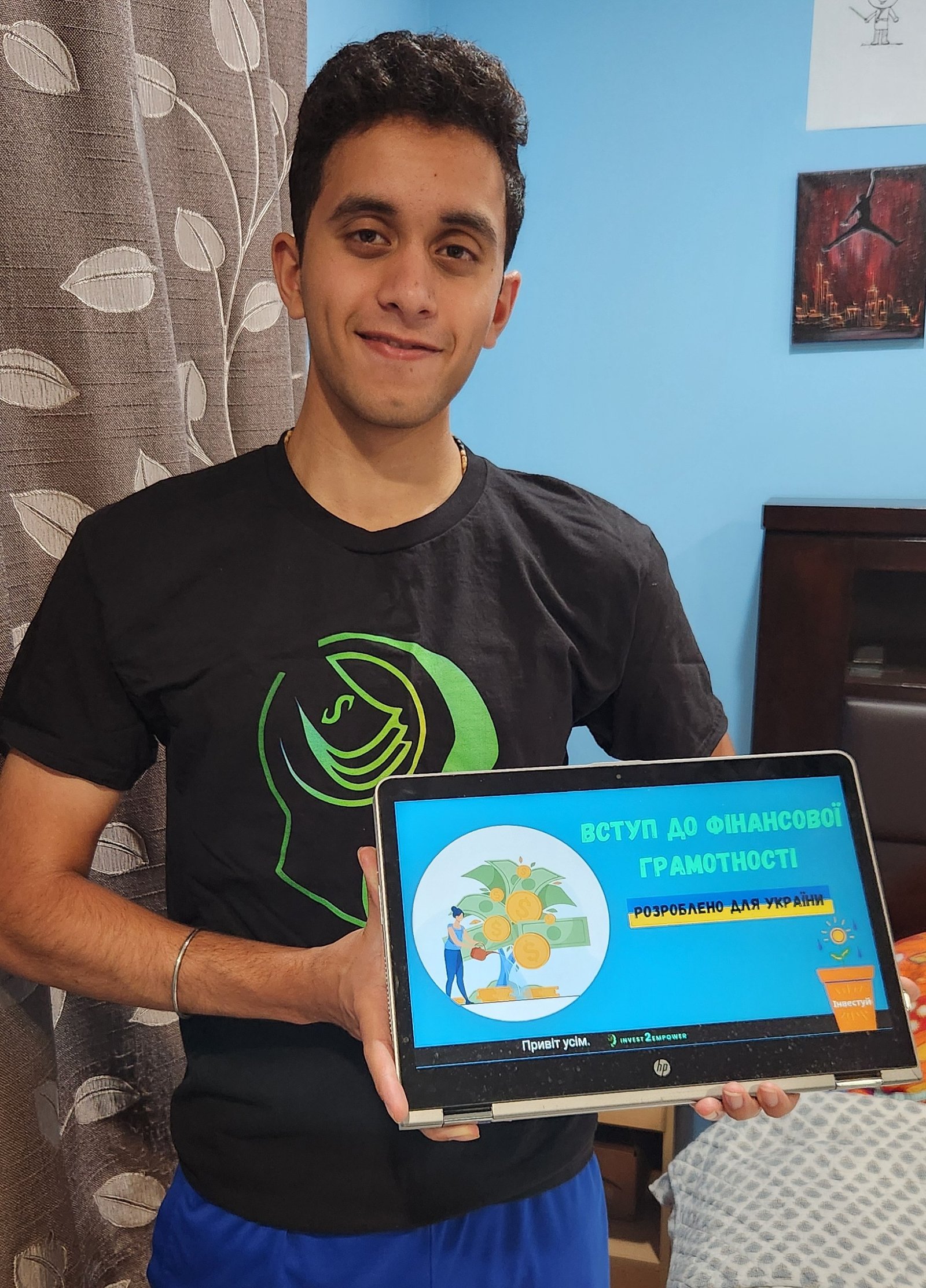 Aditya Herekar presenting the Ukrainian-language financial literacy training